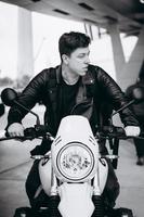 retrato joven posando en la motocicleta, hombres de moda