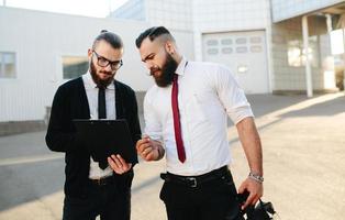 dos empresarios en el trabajo foto