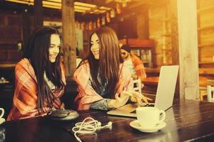 dos chicas viendo algo en la computadora portátil foto