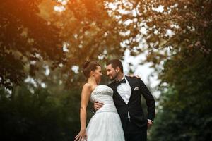 hermosa pareja de novios posando foto