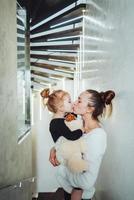 mamá y pequeña hija en sus brazos foto