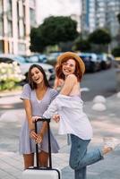 dos mujeres jóvenes en la calle de la ciudad foto