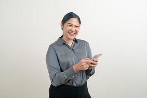 mujer asiática con smartphone o teléfono móvil foto