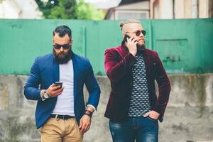 dos barbudo hombre de negocios mirando el teléfono foto