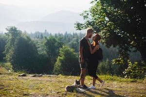 foto de una pareja en la montaña