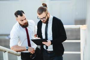 dos empresarios en el trabajo foto