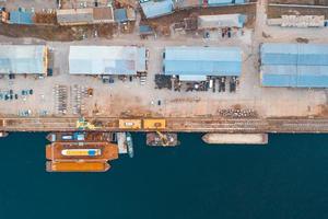 fotografía aérea zona industrial de una gran ciudad foto