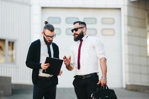 dos empresarios en el trabajo foto