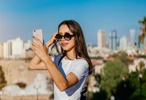 joven mujer atractiva tomando selfie foto