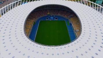 kiev, ucrania - 30 de julio de 2019 vista aérea del estadio olímpico y la ciudad de kiev. foto