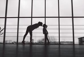 silueta de madre e hija en el gym.kiss foto