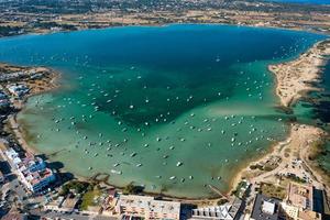 hermosa bahía turquesa en formentera, vista aérea. foto