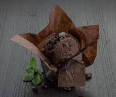 muffin de chocolate sobre fondo de madera foto