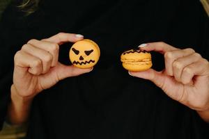 mujer sosteniendo una galleta para halloween foto