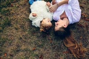 madre e hija pequeña en un parque foto