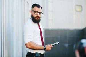 hombre de negocios contra una pared blanca foto