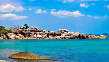 la belleza de la playa de tanjung tinggi, laskar pelangi, belitung, indonesia foto