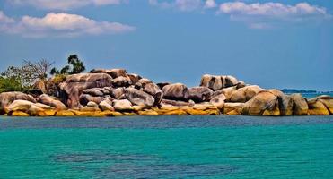 la belleza de la playa de tanjung tinggi, laskar pelangi, belitung, indonesia foto