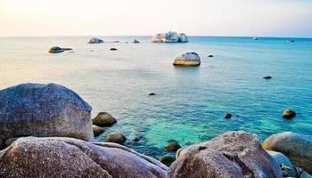 la belleza de la playa de tanjung tinggi, laskar pelangi, belitung, indonesia foto