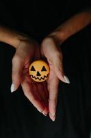 mujer sosteniendo una galleta para halloween foto