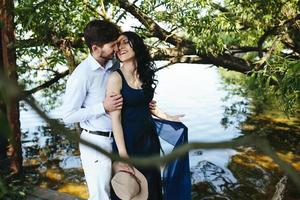 hombre y mujer en el lago foto