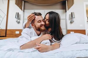 imagen que muestra a una pareja feliz descansando en una habitación de hotel foto