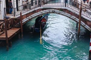 góndolas en canal estrecho lateral, venecia, italia. foto