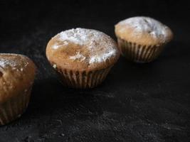 pasteles sobre un fondo de piedra oscura foto