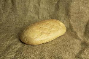 pan fresco hecho a mano sobre fondo de tela de saco foto