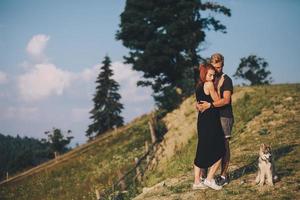 foto de una pareja en la montaña