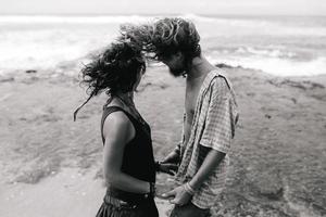 chico y chica se divierten en la playa foto