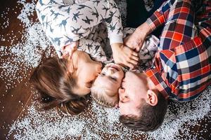 familia feliz jugando juntos en el suelo foto