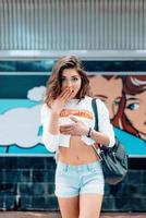 hermosa joven posando en la estación de metro foto