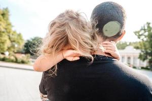 niña descansando sobre el hombro de su padre foto