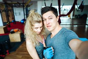 hombre y mujer en gimnasio foto