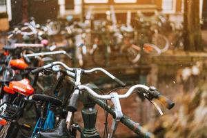 andar en bicicleta a la luz del día durante la lluvia. foto