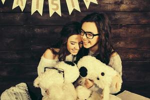 dos niñas encantadoras jugando con juguetes de navidad foto