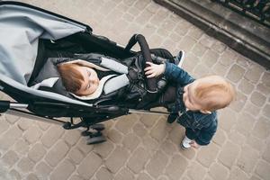 dos niños pequeños en la calle foto