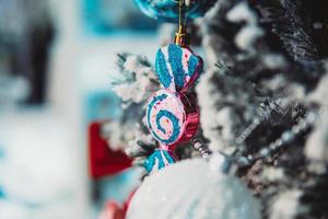 rama de árbol de navidad con juguetes foto