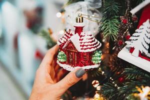 rama de árbol de navidad con juguetes foto