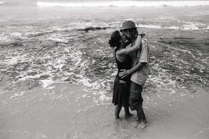 pareja en una playa tropical foto