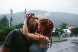 hermosa pareja abrazándose bajo la lluvia foto