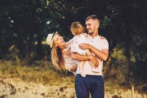 padre, madre e hija en el parque foto