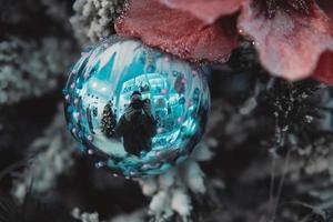 rama de árbol de navidad con juguetes foto