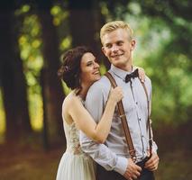 hermosa pareja de novios posando foto