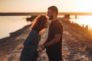 feliz pareja joven posando en la cámara foto