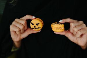 mujer sosteniendo una galleta para halloween foto