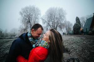 hermosa pareja está de pie en un pequeño puente foto