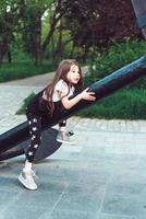 niña preescolar sentada encima de un ancla foto