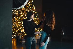dos chicas bailando en cámara en el estudio foto